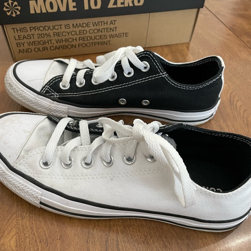 Converse Low Top Womens’s 7.5